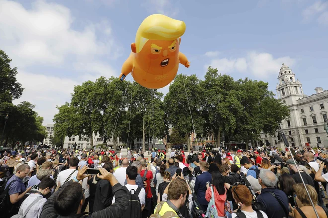 Nad Londonom je ob obisku ameriškega predsednika Donalda Trumpa poletel ogromen balon, ki upodablja karikiranega jeznega dojenčka Trumpa v plenicah. FOTO: Tolga Akmen/AFP