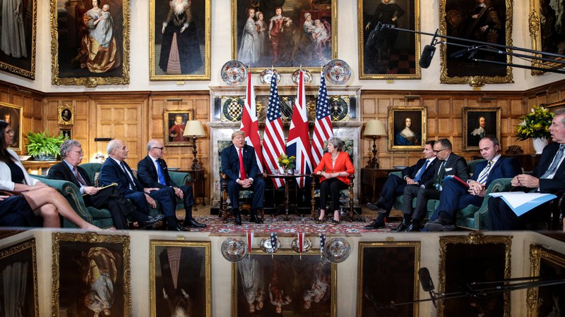 Fotografija: Predsednik ZDA je po srečanju s Thereso May dejal, da je trgovinski dogovor z Združenim kraljestvom še vedno mogoč, naloga britanske vlade pa je, da stori vse, da bo država po brexitu lahko prosto trgovala z ZDA. Foto Reuters