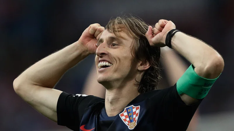 Fotografija: Luka Modrić (na fotografiji) je »capo di banda« na igrišču in ob njem, predsednik Davor Šuker pa uživa podporo baze in odlično sodeluje z Uefo. Kaj bi jim šlo lahko narobe?
