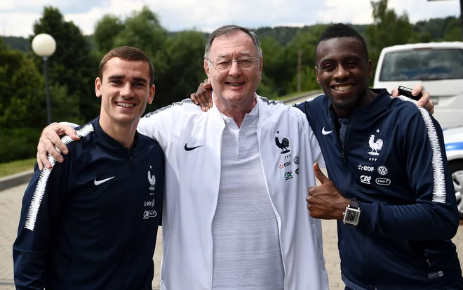 Antoine Griezmann (levo) in Blaise Matuidi sta se takole poslovila od predstavnika za odnose z javnostjo in mu obljubila, da bosta njegov odhod obeležila z zmago. FOTO: AFP