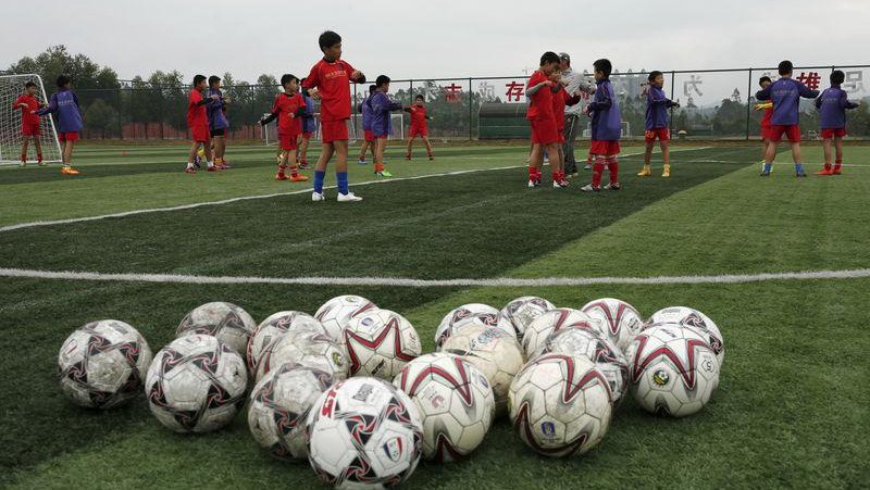 Fotografija: Nismo še slišali, da bi moral biti nogomet financiran do mere, ki še pomeni podporo gospodarstvu. FOTO: Reuters