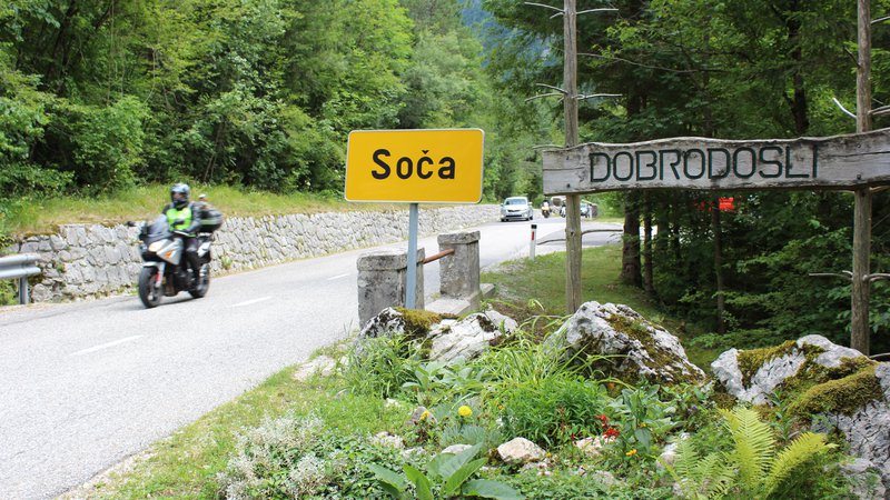 Fotografija: Po dolini dirkajo predvsem tujci, ki poznajo cesto. Foto Blaž Močnik