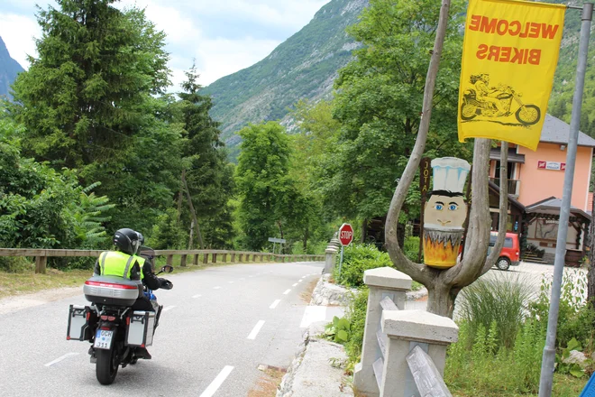 Motoristi so dobrodošli, poudarjajo domačini, dirkači pač ne. Foto Blaž Močnik