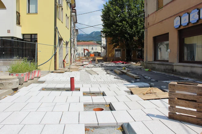V Prešernovi ulici položeni tlakovci napovedujejo začetek konca obnove, ki pa se bo verjetno zavlekal v jesen.