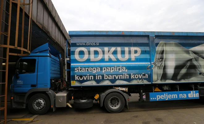 Predelava starega in odpadnega papirja v Dinosu. FOTO: Jože Suhadolnik