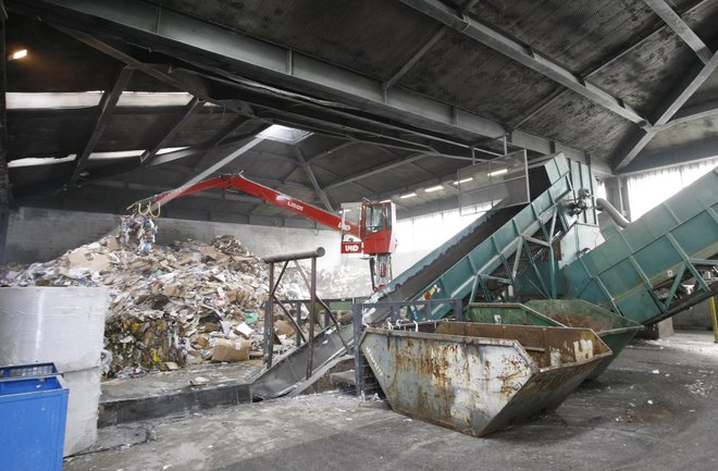 Trditve o velikih dobičkih pri odpadni embalaži so zmotne, trdijo pri Dinosu. FOTO: Tomi Lombar