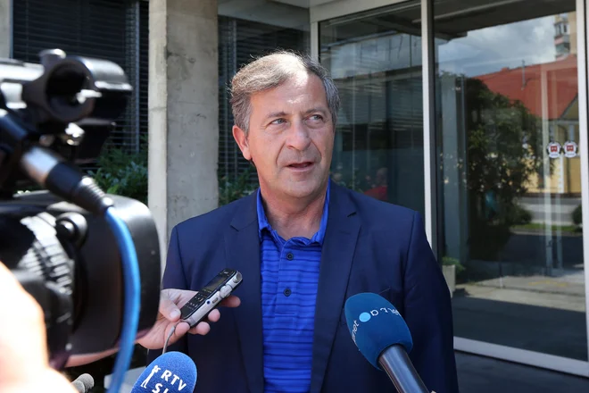Karl Erjavec (Desus) v pogovoru z novinarji. FOTO: Tomi Lombar/Delo