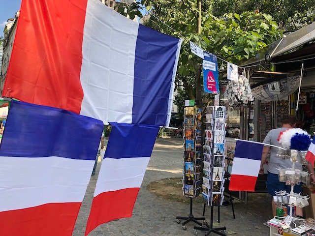 Tudi v Parizu so številni spremljali finalni obračun med Francijo in Hrvaško. FOTO: Mimi Podkrižnik