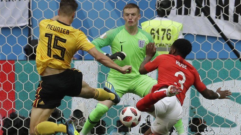 Fotografija: Thomas Meunier je postal deseti strelec za belgijsko reprezentanco, ko je že v četrti minuti premagal Jordana Pickforda. Foto: AP