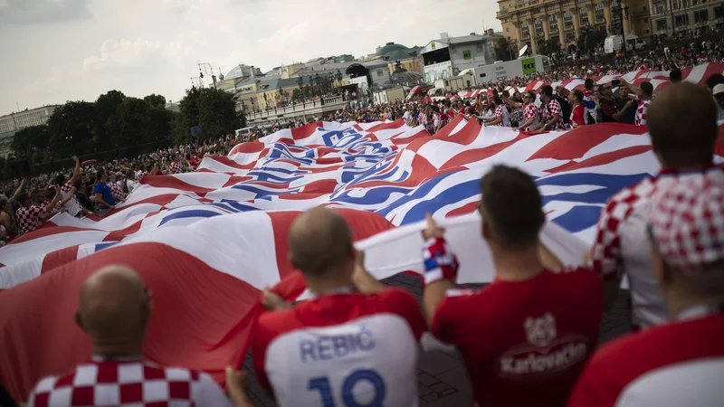 Fotografija: Hrvaško domoljubje je ob uvrstitvi v veliki finale svetovnega prvenstva izbruhnilo domala po vsem svetu.
Foto AP