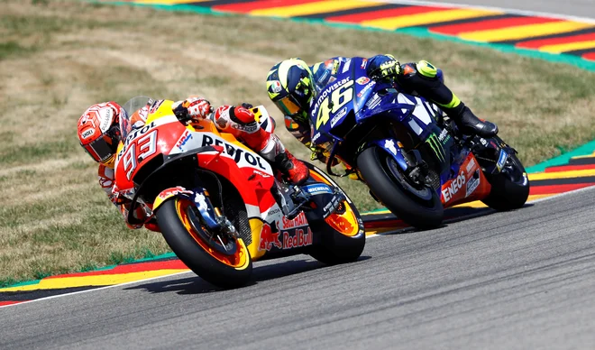 Valentino Rossi (desno) je po najboljših močeh ogrožal Marca Marqueza. Foto Reuters