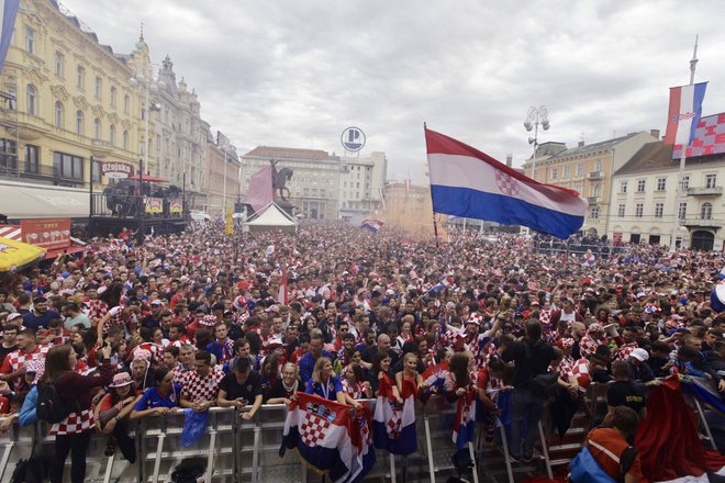 Osrednji zagrebški trg so napolnili nogometni navijači. FOTO: Voranc Vogel/Delo