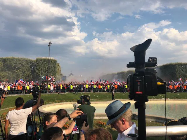 Francozi slavijo svojo drugo zmago na svetovnem prvenstvu v nogometu. FOTO: Mimi Podkrižnik