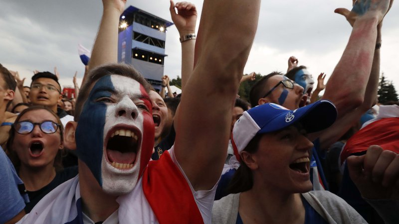 Fotografija: Francozi se veselijo zmage. FOTO: Sergei Karpukhin/Reuters