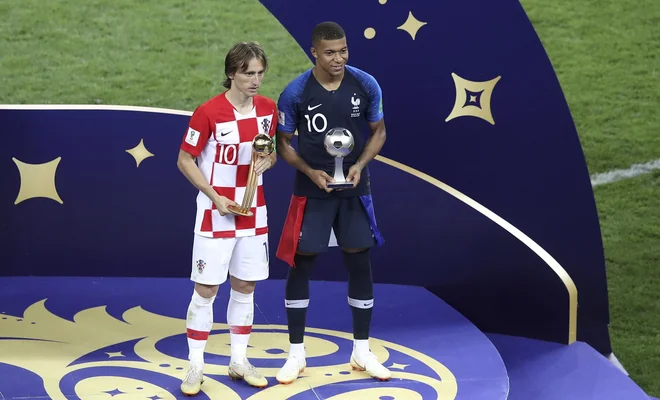 Luka Modrić in Kylian Mbappe. FOTO: AP