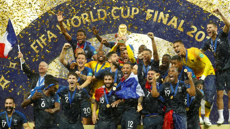 Fotografija: Francozi so dvignili pokal svetovnih prvakov. FOTO: Reuters