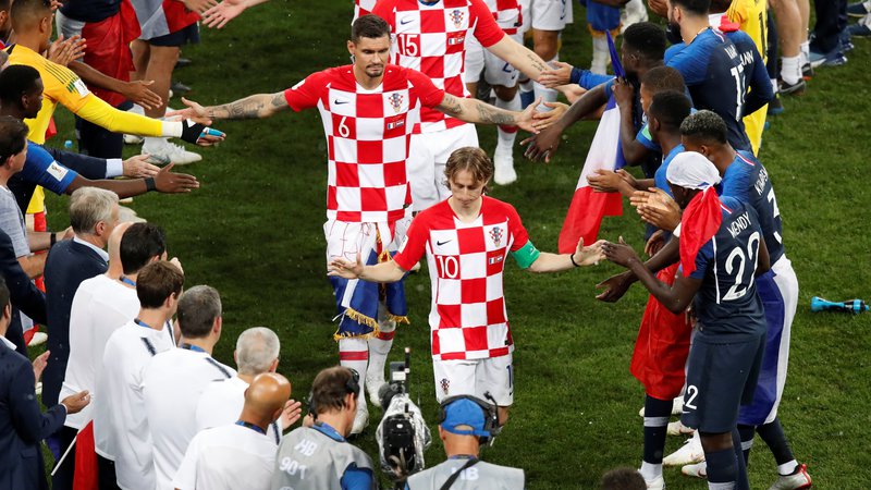 Fotografija: Hrvaška si je zabila prvi gol po podaji iz prostega strela, ki ga morda niti ni bilo, in drugega je prejela iz enajstmetrovke, vendar je bila hrabra, dostojanstvena in njena uvrstitev v finale je bila čista kot solza. FOTO: Reuters