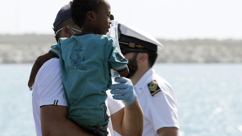 Fotografija: Italija bo po obljubi drugih evropskih držav, da bodo sprejele migrante, dovolila vplutje Frontexovih ladij. FOTO: Francesco Ruta/AP