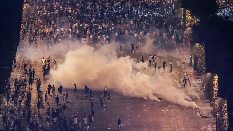 Fotografija: Policisti so si morali pomagati s solzivcem in vodnimi topovi. FOTO: AFP