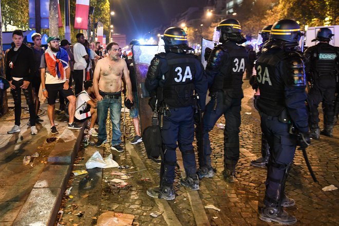 Ob vsem tem ni čudno, da iz Francije poročajo tudi o številnih poškodovanih, nemalo ljudi je policija tudi aretirala. FOTO: AFP