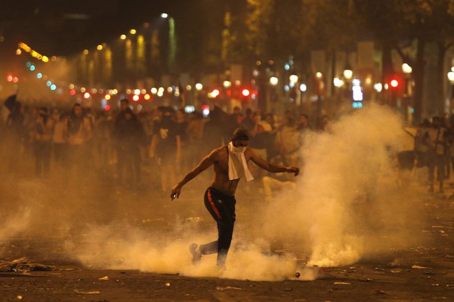 V francoskih mestih so se tisoči zgrnili na ulice, vendar brez izgredov ni šlo. FOTO: AP