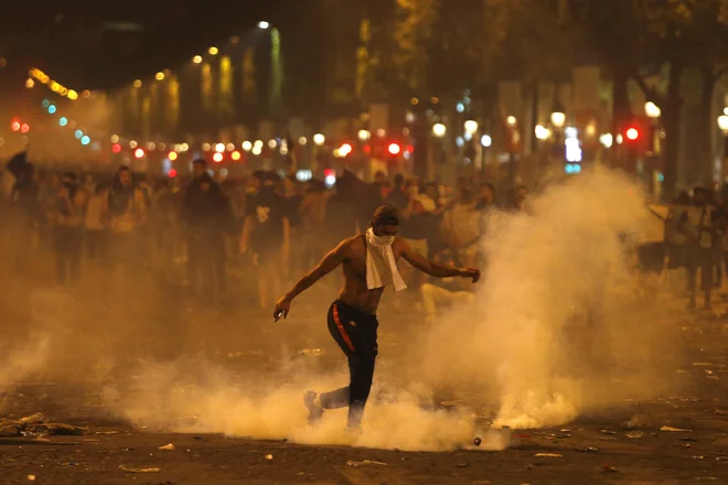 V francoskih mestih so se tisoči zgrnili na ulice, vendar brez izgredov ni šlo. FOTO: AP