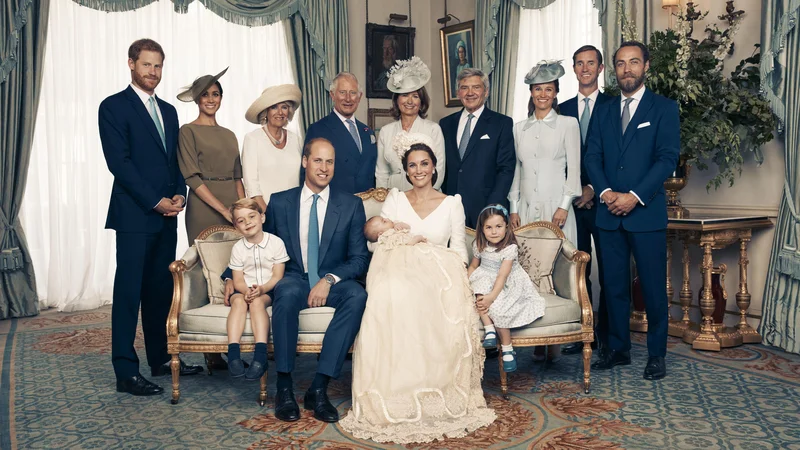 Fotografija: Britanska kraljeva družina se je zbrala na zasebnem obredu, kjer so pretekli ponedeljek krstili tretjega otroka princa Williama in njegove žene Kate. FOTO: Matt Holyoak/AP
