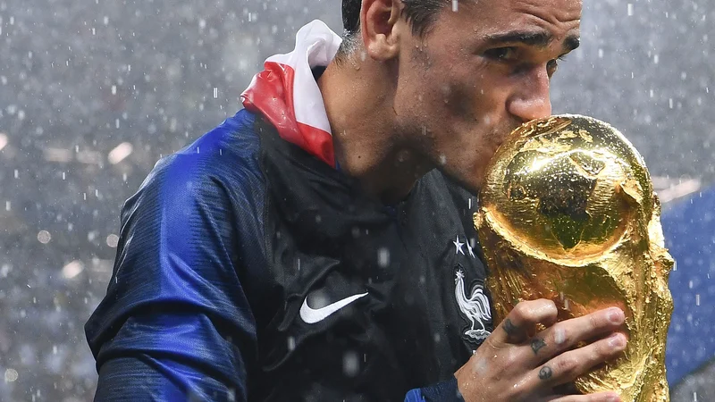 Fotografija: Antoine Griezmann je poljubil pozlačeni kipec. FOTO: AFP