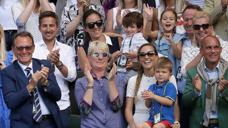 Fotografija: Tokratna zmaga je za Đokovića še posebaj čustvena, saj sta s tribun zanj navijala žena Jelena in sin Stefan. FOTO: Reuters