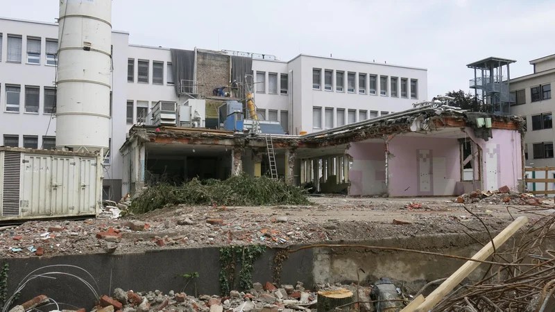 Fotografija: Prenova in dozidava ZD Bežigrad teče po načrtih, odprtje pa je predvideno za 1. september 2019. FOTO: Janez Petkovšek