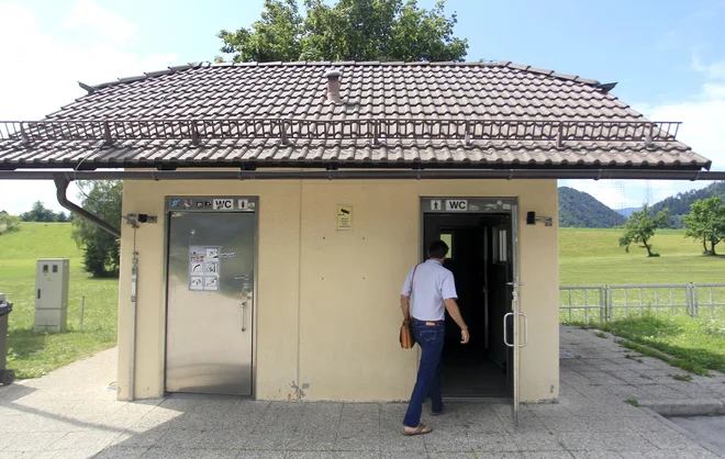 Čiščenje sanitarij na počivališču Lipce na gorenjski avtocesti je Dars čez poletje zaupal zasebni družbi. Po pogodbi ga opravlja dvakrat na dan. FOTO: Roman Šipić/Delo