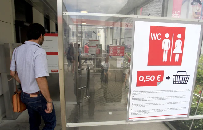 Uporaba sanitarij na bencinskem servisu na Hrušici Petrol zaračunava. FOTO: Roman Šipić/Delo