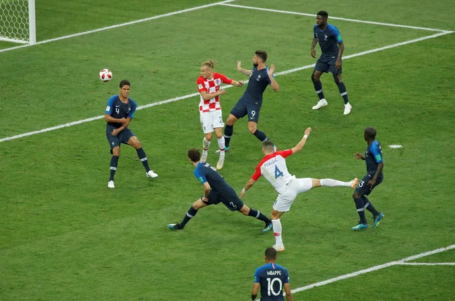 Ivan Perišić je z mojstrovino iz roba kazenskega prostora poskrbel za izenačenje in eksplozijo navdušenja na hrvaškem delu tribun. Foto Maxim Shemetov Reuters