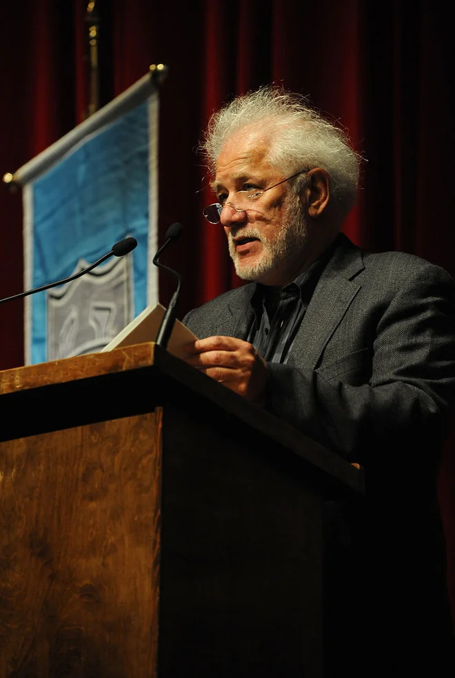 Michael Ondaatje se je rodil na Cejlonu v družini nizozemsko-tamilsko-singalsko-britansko-portugalskega rodu. Foto wikipedia