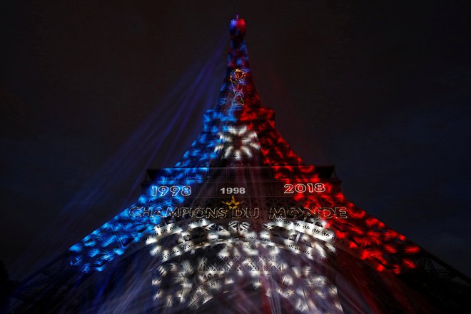 Eifflov stolp je ob zmagi zagorel v barvah francoske zastave. FOTO: Philippe Wojazer/Reuters