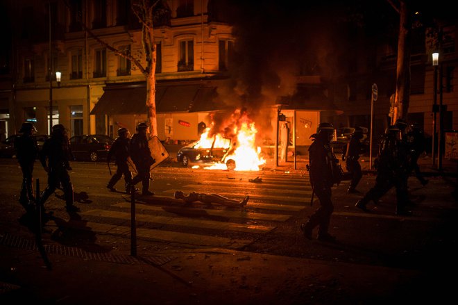 Zaradi toliko nastale škode in poškodb je bilo včeraj dopoldne med pariškimi trgovci veliko strahu, kaj še lahko sledi. FOTO: Romain Lafabregue/AFP