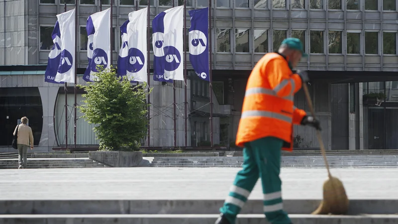 Fotografija: Vlada je SDH naložila, da ponovno začne postopek prodaje NLB. FOTO: Leon Vidic