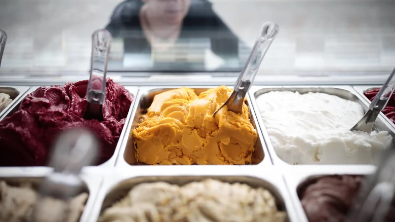 Fotografija: Helsinki se poleti spremenijo v pravo sladoledno cono, na vsakem vogalu stoji Jäätelökioski, leseni kiosk z raznobarvnim sladoledom, pred njim dolga vrsta, v hladilniku pa vsaj dvajset okusov. FOTO: Uroš Hočevar