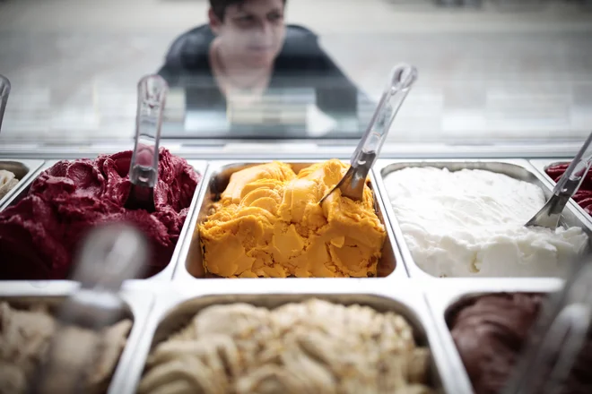 Helsinki se poleti spremenijo v pravo sladoledno cono, na vsakem vogalu stoji Jäätelökioski, leseni kiosk z raznobarvnim sladoledom, pred njim dolga vrsta, v hladilniku pa vsaj dvajset okusov. FOTO: Uroš Hočevar
