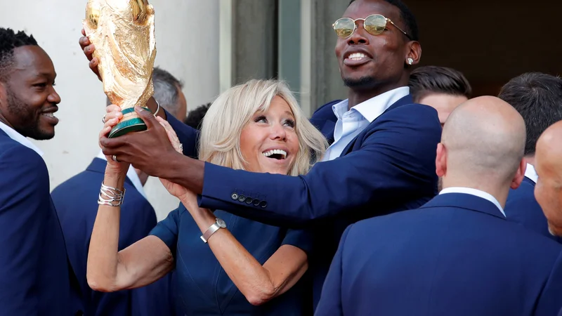 Fotografija: Paul Pogba (s francosko prvo damo) velja za enega glavnih zabavljačev v reprezentanci. FOTO: Philippe Wojazer/Reuters