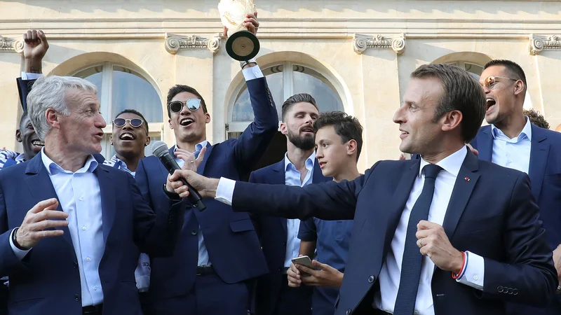 Fotografija: Emmanuel Macron je v predsedniški palači sprejel svetovne prvake, z njimi je zapel tudi marseljezo in zimzeleno I will Survive. FOTO: AFP