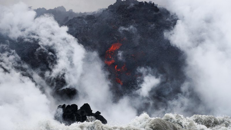 Fotografija: Oblasti opozarjajo na nevarnosti ogledovanja vulkanov. FOTO: Jae C. Hong/AP