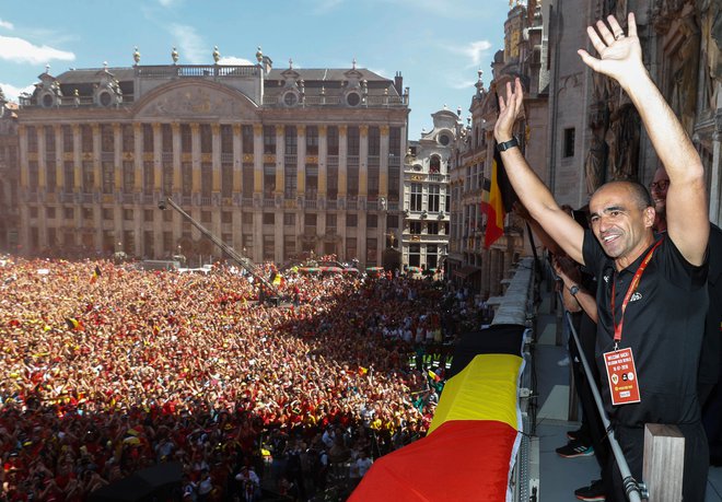 Belgijski trener Roberto Martinez je v nedeljo takole slavil tretje mesto belgijske nogometne reprezentance na balkonu pred več kot osem tisoč glavo množico na Velikem trgu (Grand Palace) v centru Bruslja. FOTO: Yves Herman/AFP