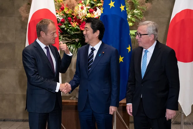 Japonski premier Šinzo Abe skupaj s predsednikoma evropskega sveta Donaldom Tuskom in evropske komisije Jeanom-Claudeom Junckerjem. FOTO: Reuters