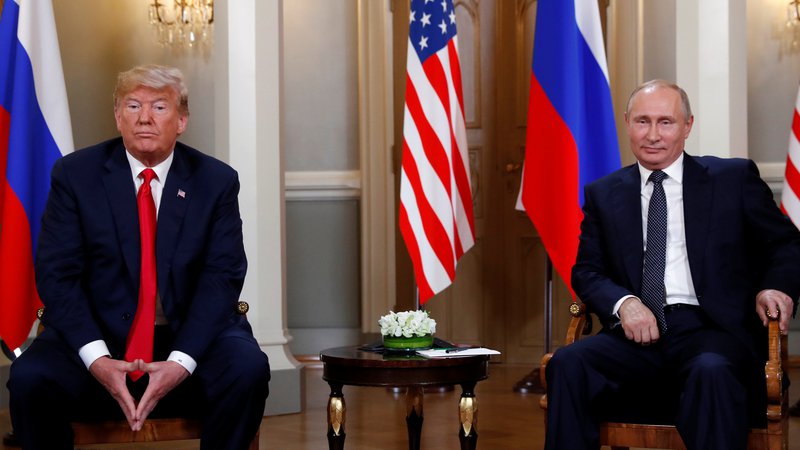 Fotografija: Ruski predsednik Vladimir Putin in predsednik Združenih držav Amerike Donald Trump se rokujeta na vrhunskem srečanju v Helsinkih. FOTO: Reuters