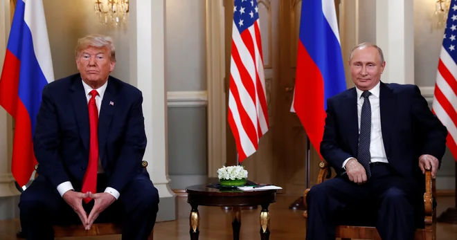 Ruski predsednik Vladimir Putin in predsednik Združenih držav Amerike Donald Trump se rokujeta na vrhunskem srečanju v Helsinkih. FOTO: Reuters