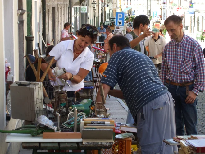 Utrip s kamniškega bolšjega trga bo začasno zamrl, saj kamniški zavod za turizem do nadaljnjega ukinja sobotne prodaje zaradi težav s povečanim prometom. FOTO: Zavod za turizem Kamnik