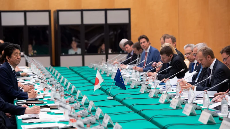 Fotografija: Vrh EU-Japonska je verjetno dosegel namen s tem, da je ustvaril velik kontrast s kontroverzno Trumpovo trgovinsko politiko. FOTO: Reuters