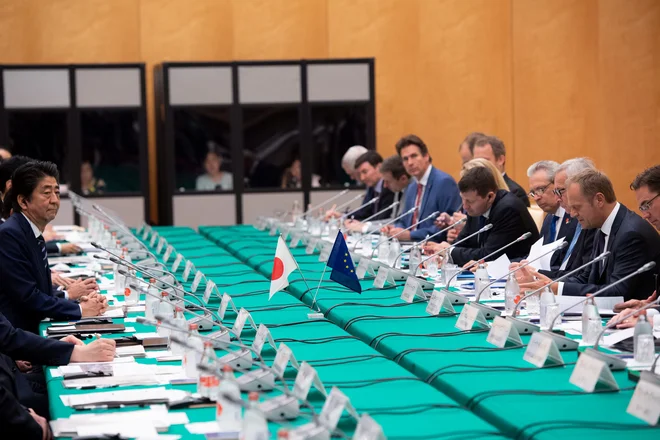Vrh EU-Japonska je verjetno dosegel namen s tem, da je ustvaril velik kontrast s kontroverzno Trumpovo trgovinsko politiko. FOTO: Reuters
