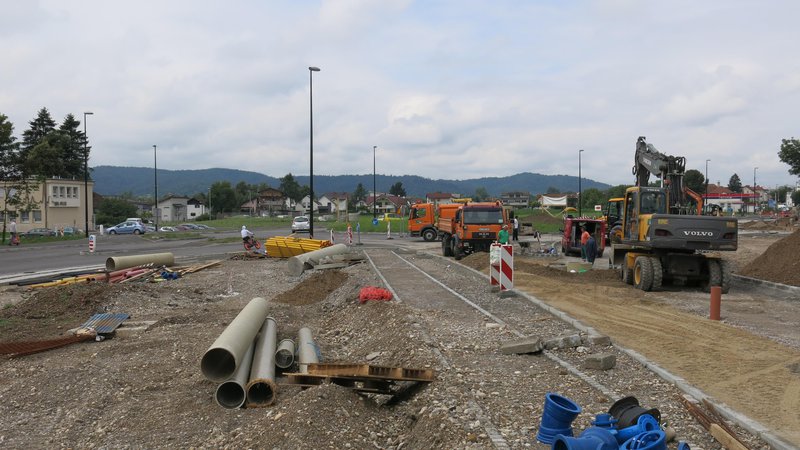 Fotografija: Prenova Zaloške ceste od Vevške do Kašeljske ceste teče po planu, končana pa bo predvidoma konec avgusta. Foto Janez Petkovšek